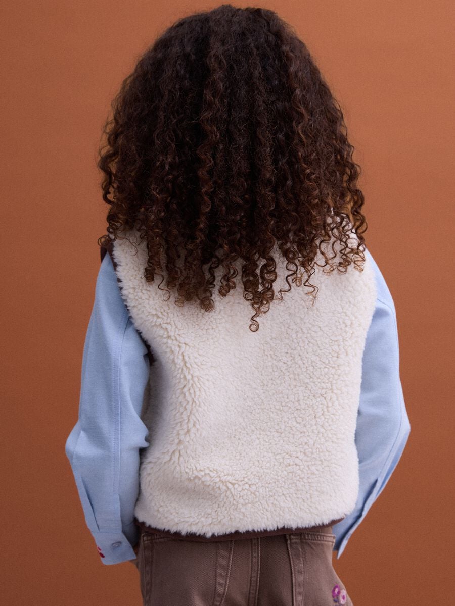 White crew-neck gilet with floral embroidery, regular fit_2