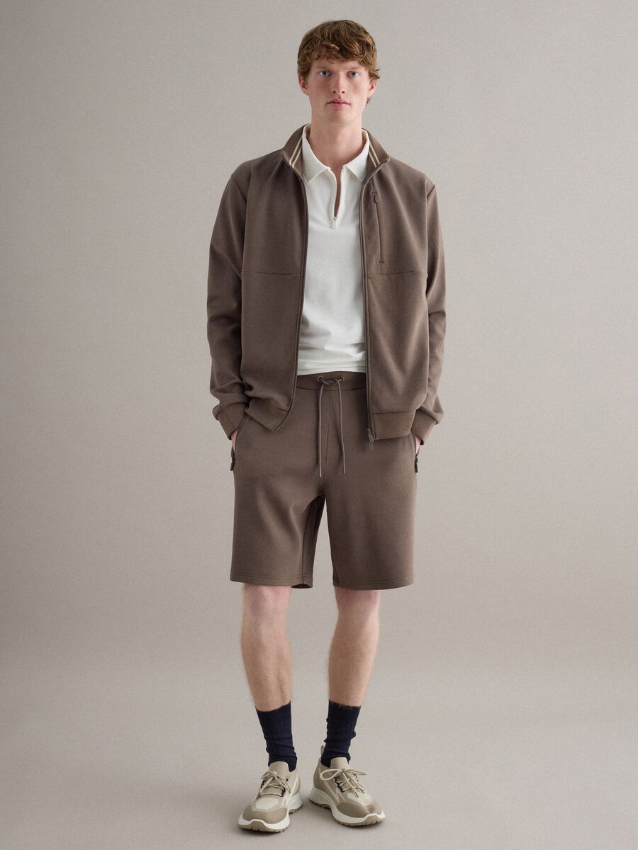 Bermuda in misto cotone elasticizzato marrone regular fit_0