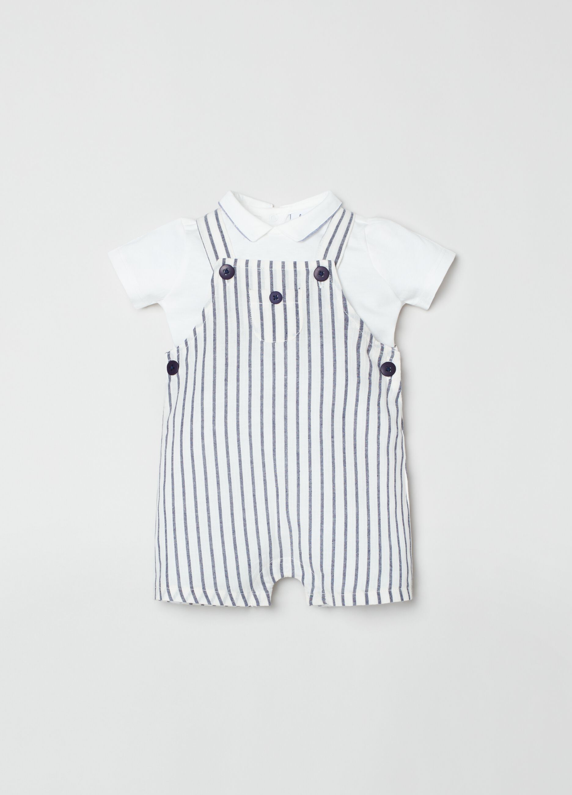 Set t-shirt e salopette con fantasia a righe_0