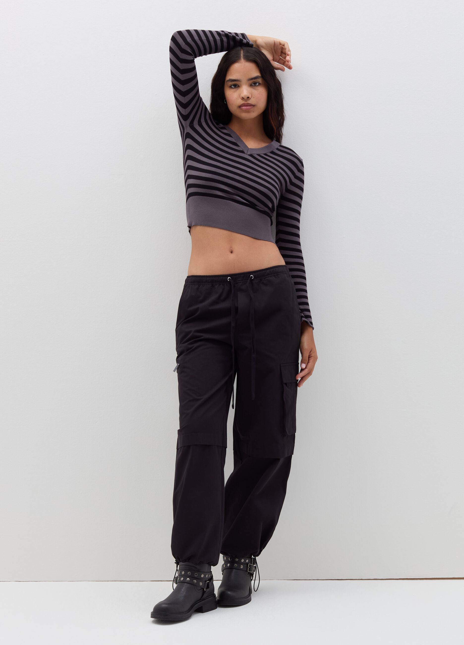 Crop pullover with V neck and stripes