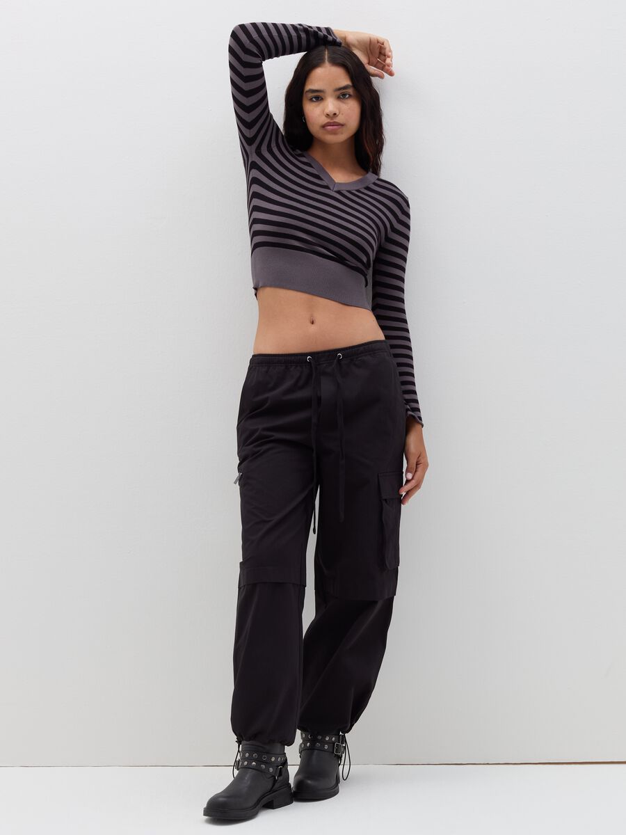 Crop pullover with V neck and stripes_1