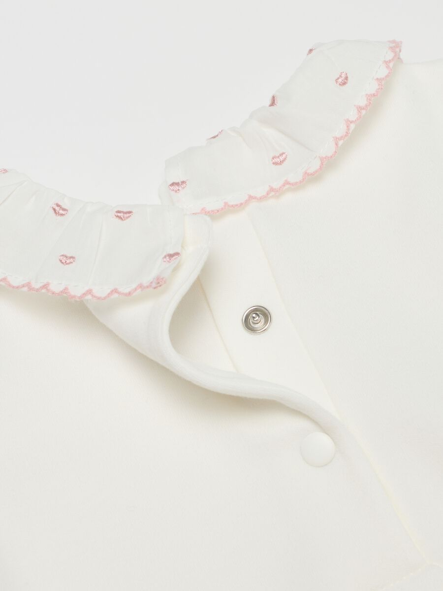 Body bianco da neonata in puro cotone con colletto ricamato_2