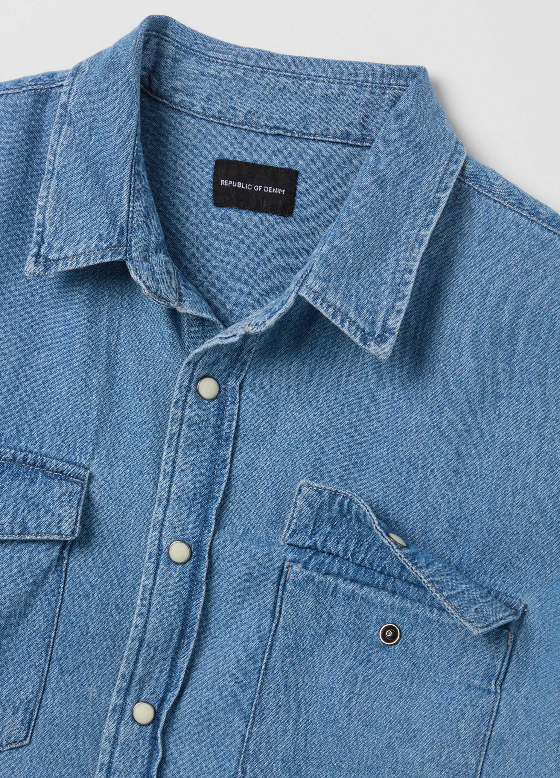 Short-sleeved shirt in denim with pockets