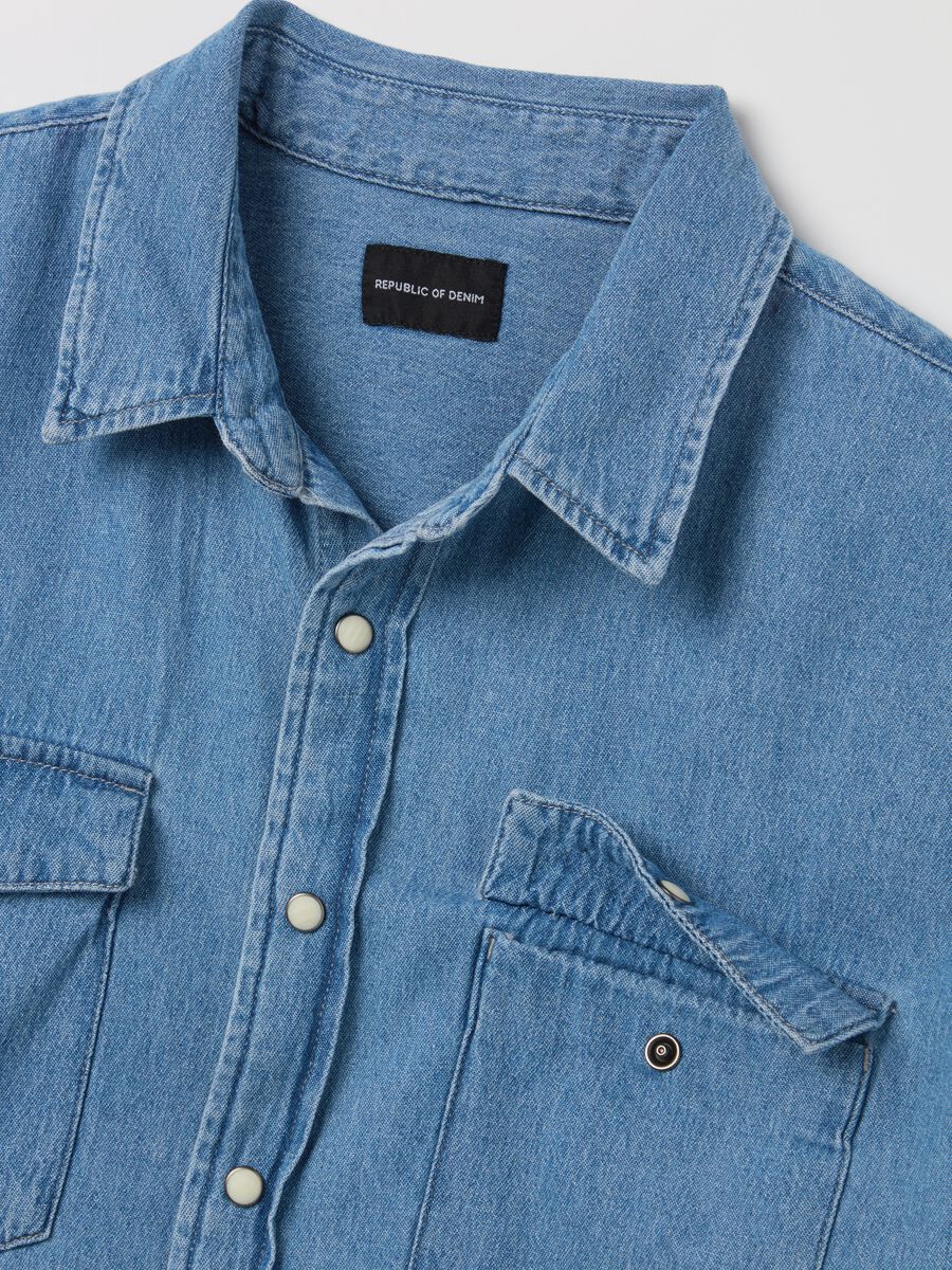 Short-sleeved shirt in denim with pockets_5