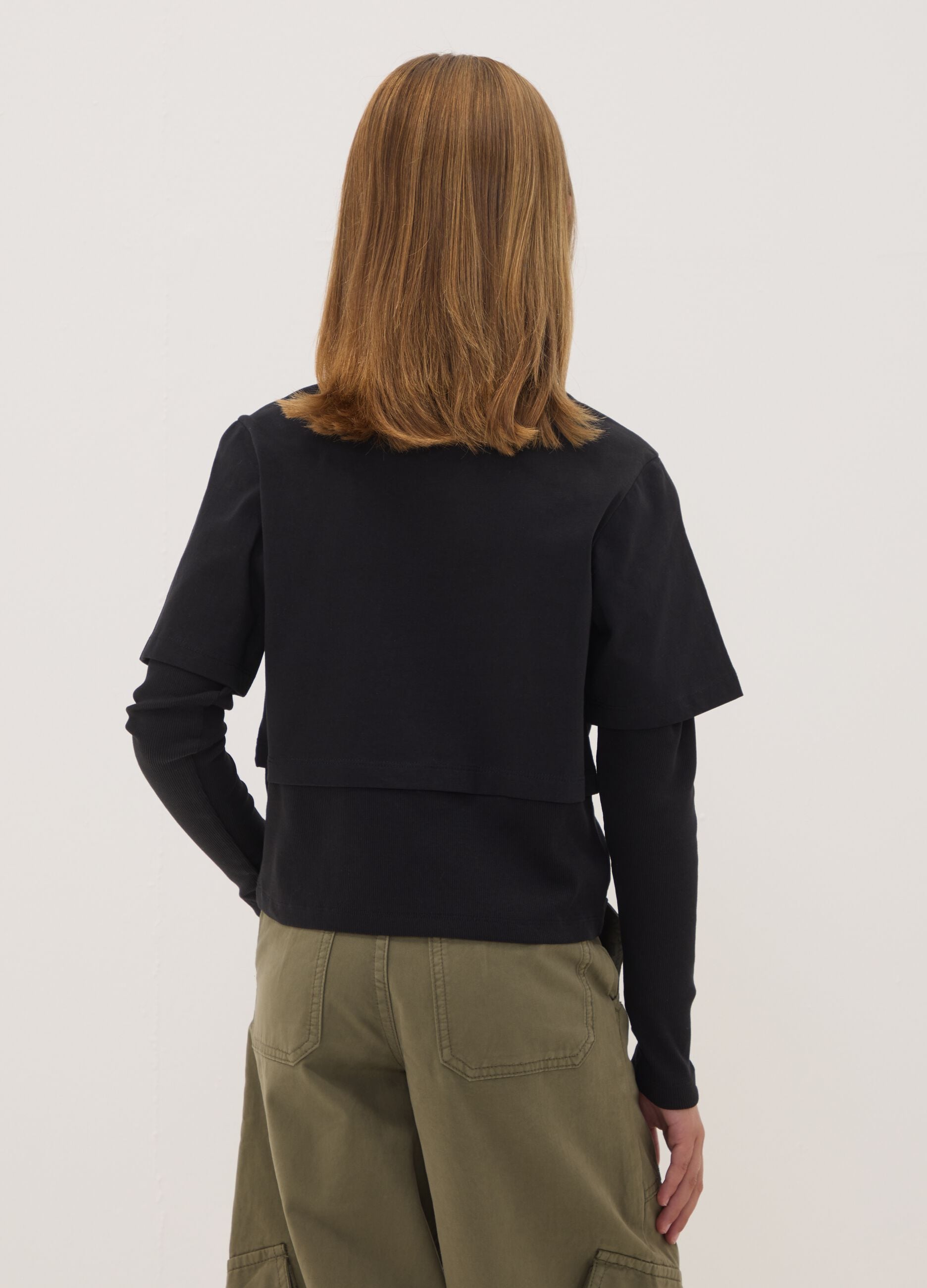 Black pure cotton T-shirt with ribbed crew neck and boxy fit print