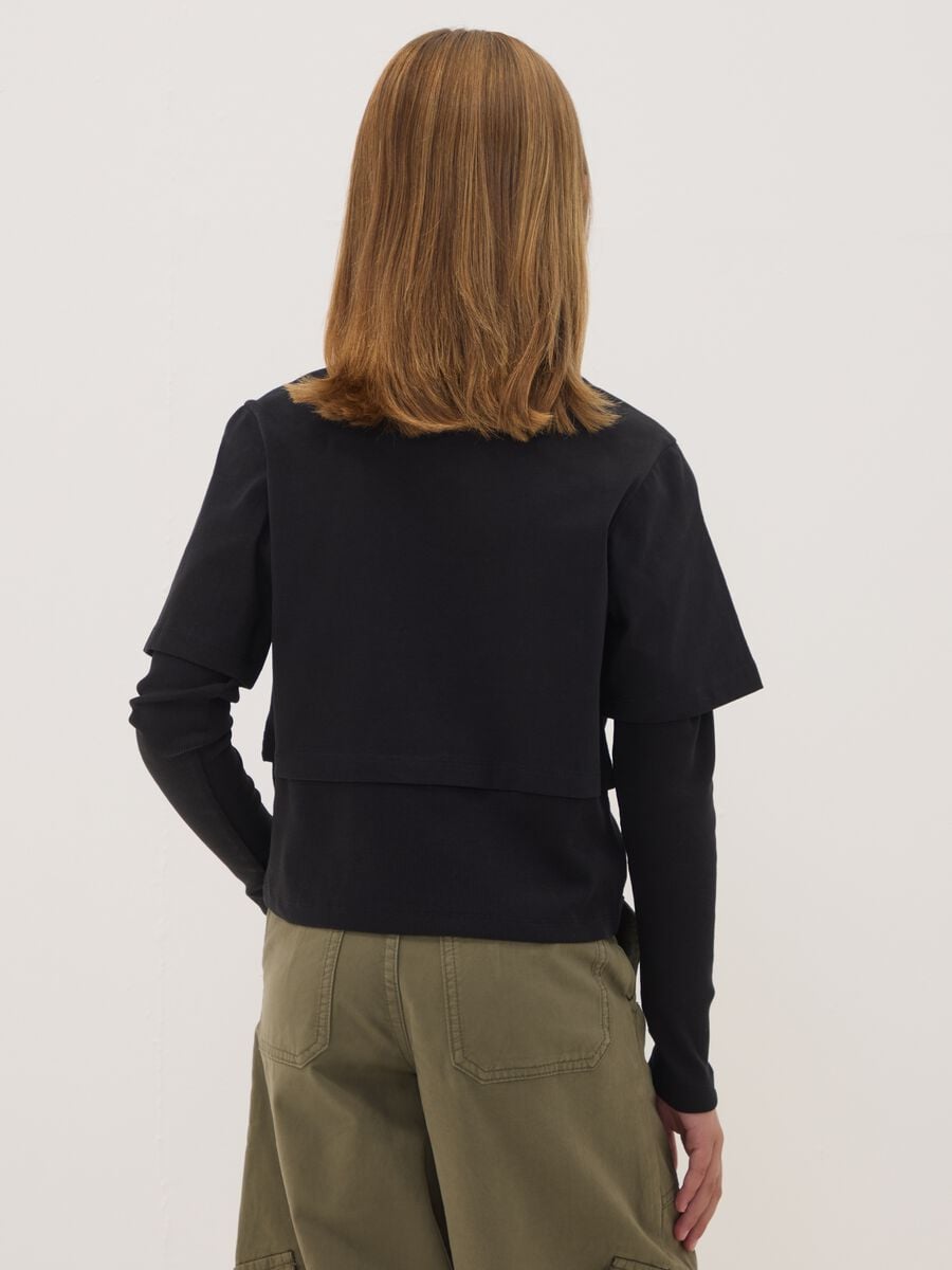 T-shirt nera in puro cotone con collo a costine e stampa boxy fit_2