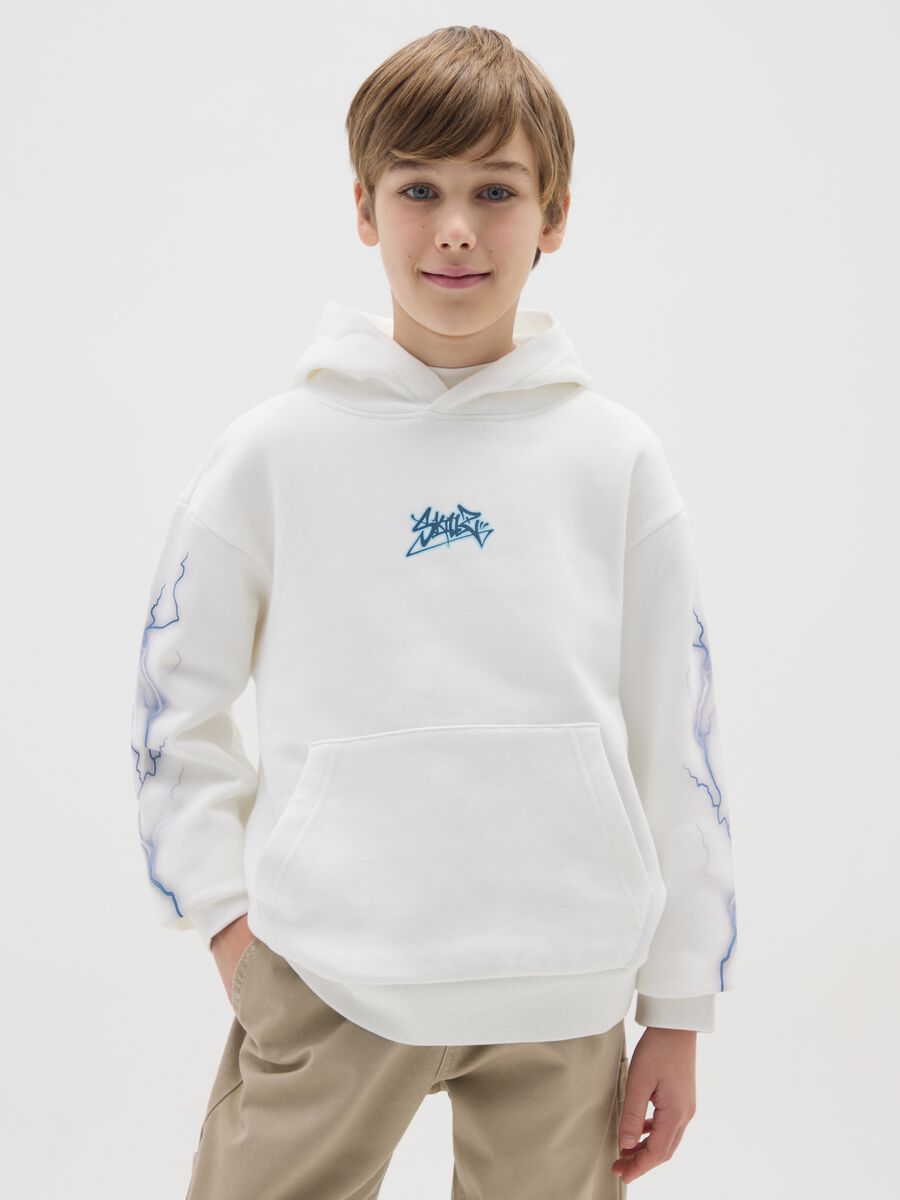 Felpa bianca da ragazzo in puro cotone vestibilità over con stampe_0