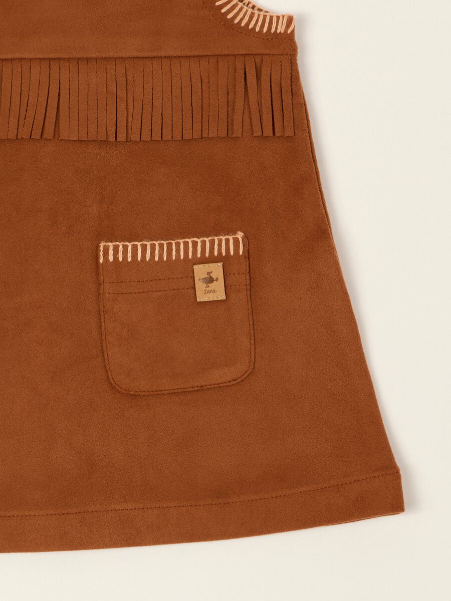 Abito marrone in tessuto elasticizzato con dettagli a frange da neonata_1