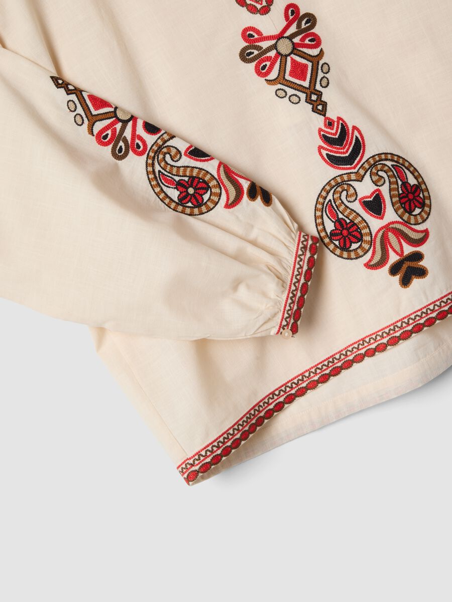 White pure cotton regular-fit shirt with embroidery and V-neck_5