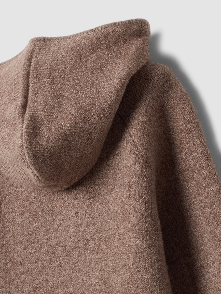 Cardigan marrone in maglia con girocollo e cappuccio_3