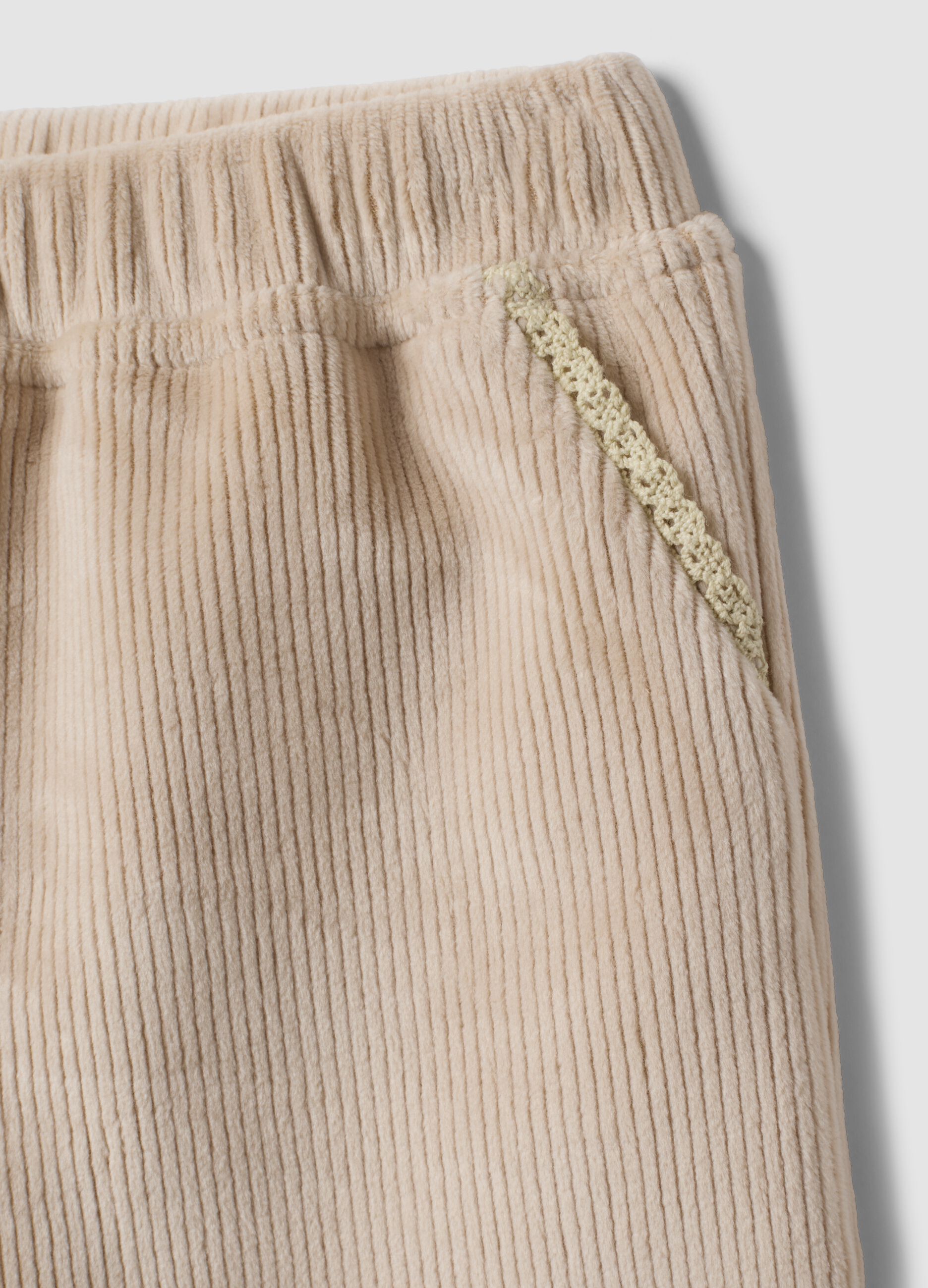 Pantaloni beige in tessuto elasticizzato a coste per neonata
