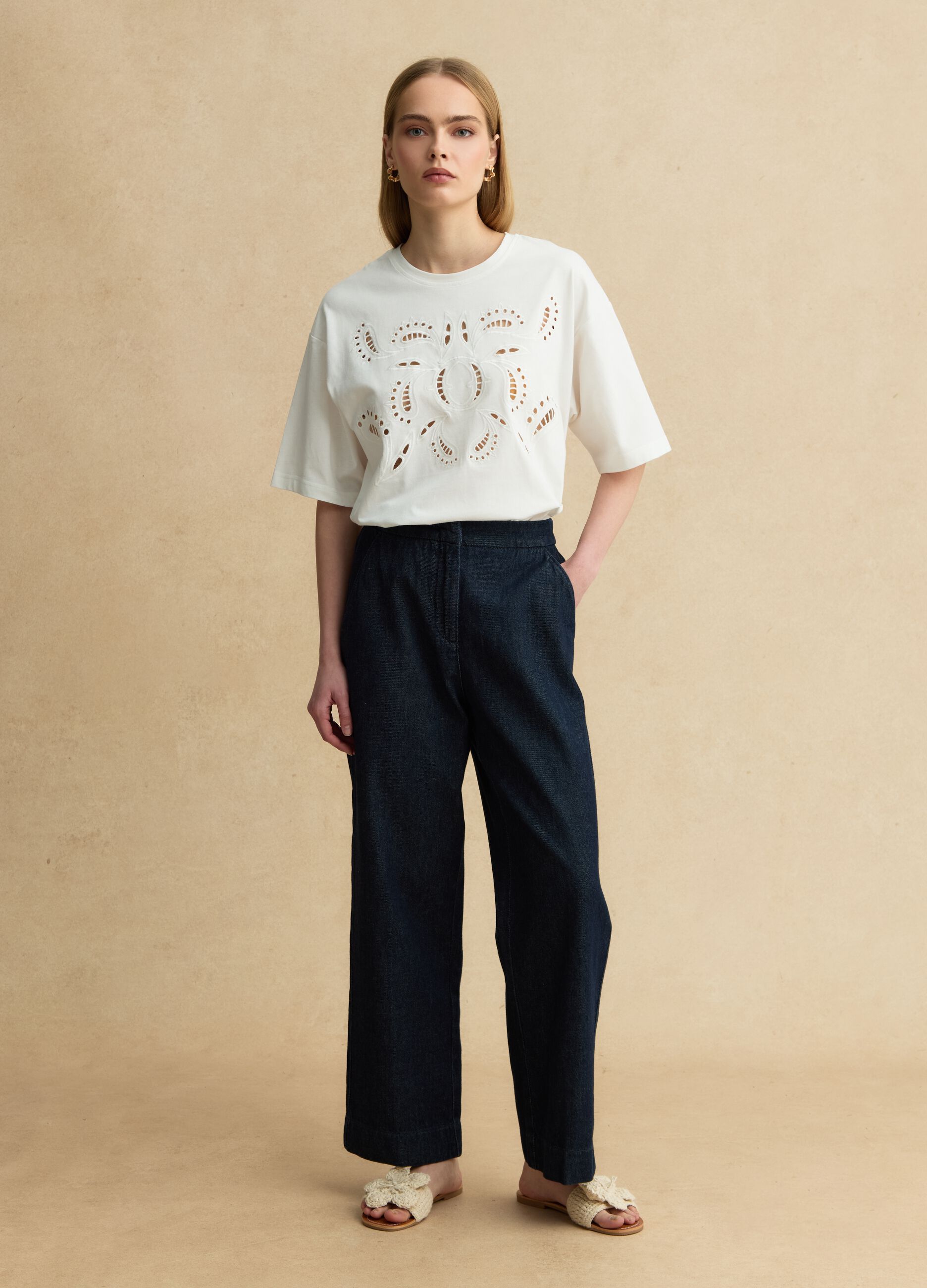 T-shirt in puro cotone bianco regular fit con ricamo traforato