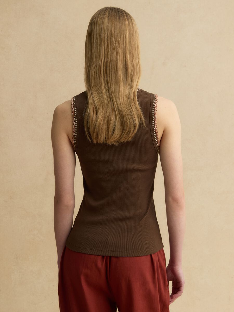 Canotta in cotone elasticizzato marrone regular fit con bordi ricamati_3