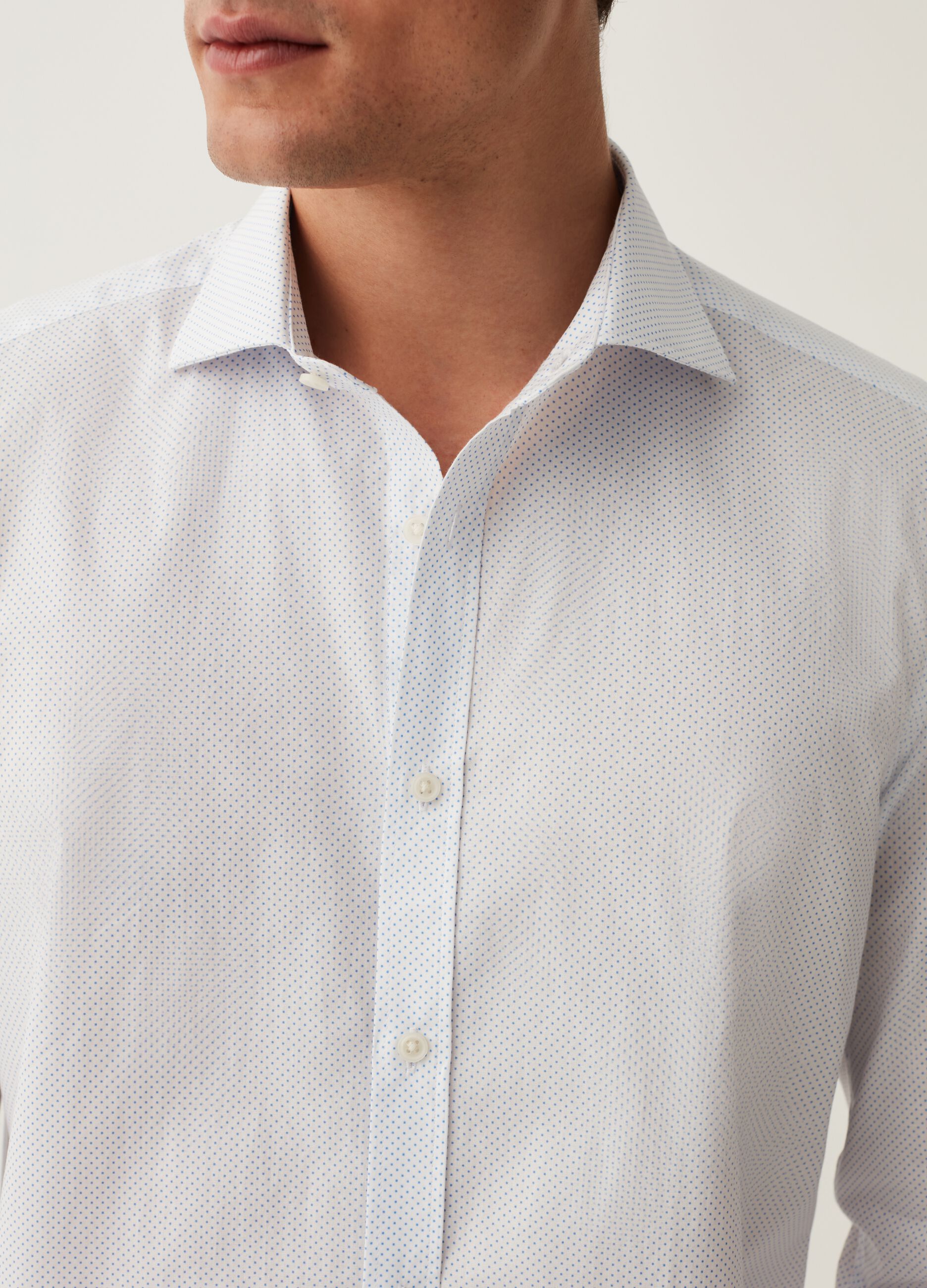 Camicia slim fit con micro fantasia a pois_3