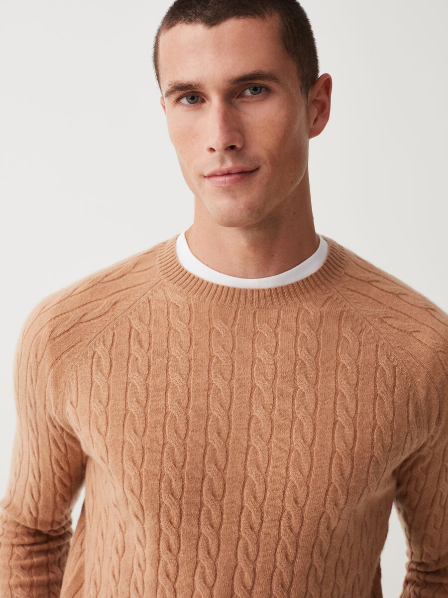 Pullover in cashmere con lavorazione a trecce_1