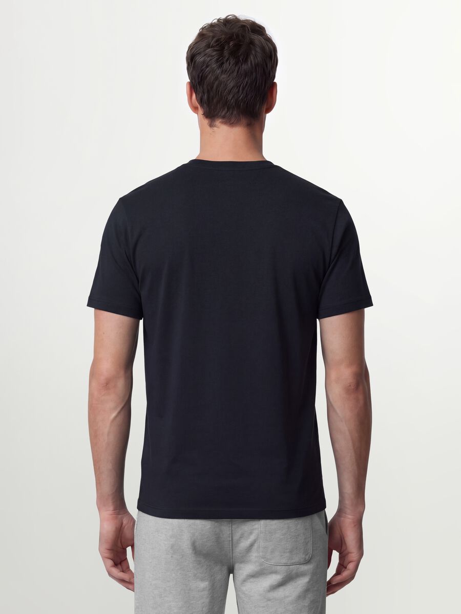 T-shirt nera in cotone organico a maniche corte slim fit_3