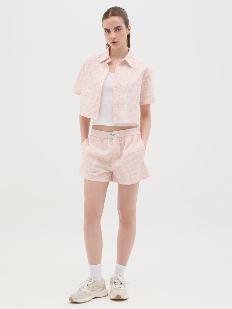 Cropped shirt in gingham seersucker_1