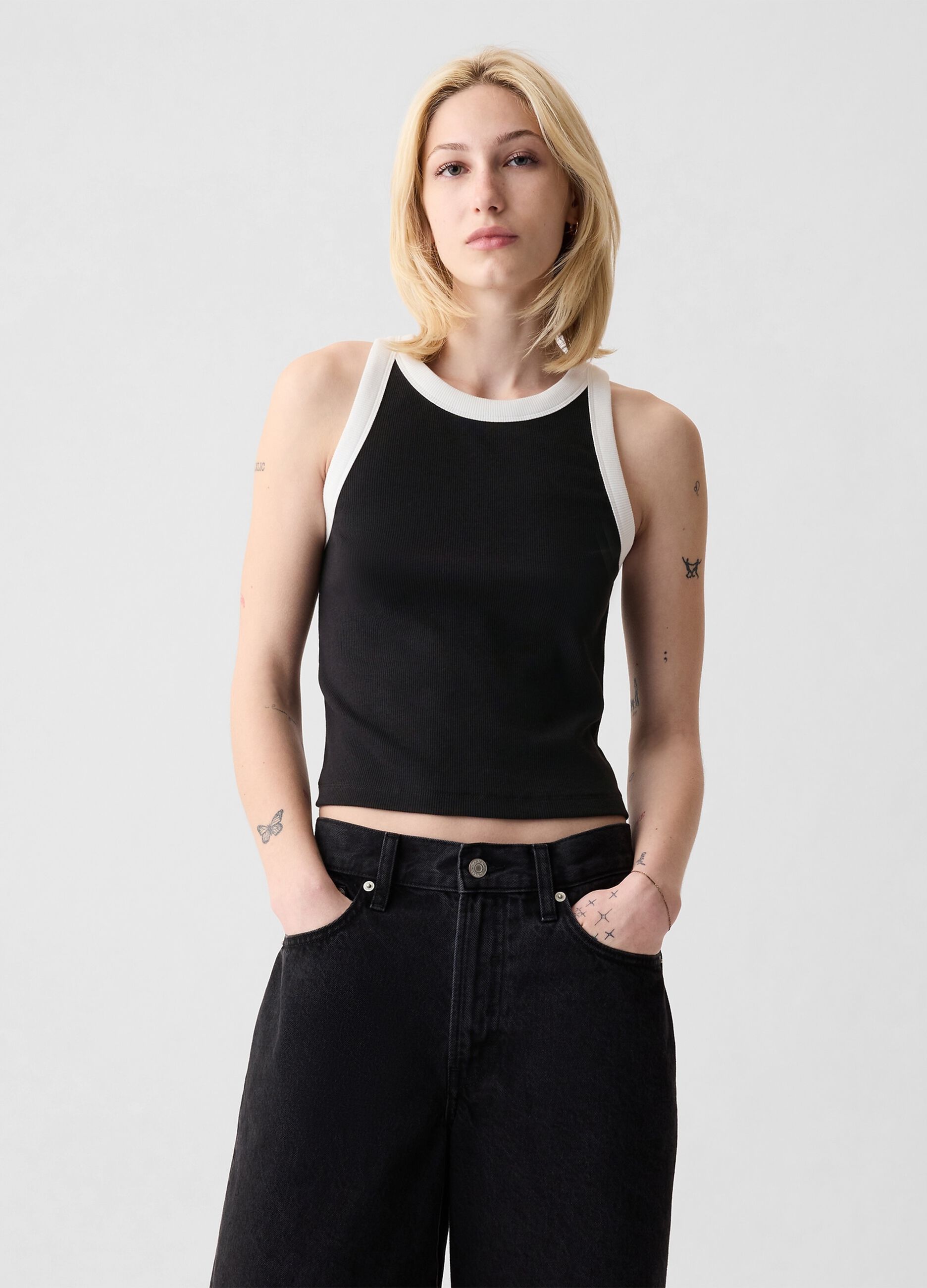 Tank top crop a costine con scollo halter