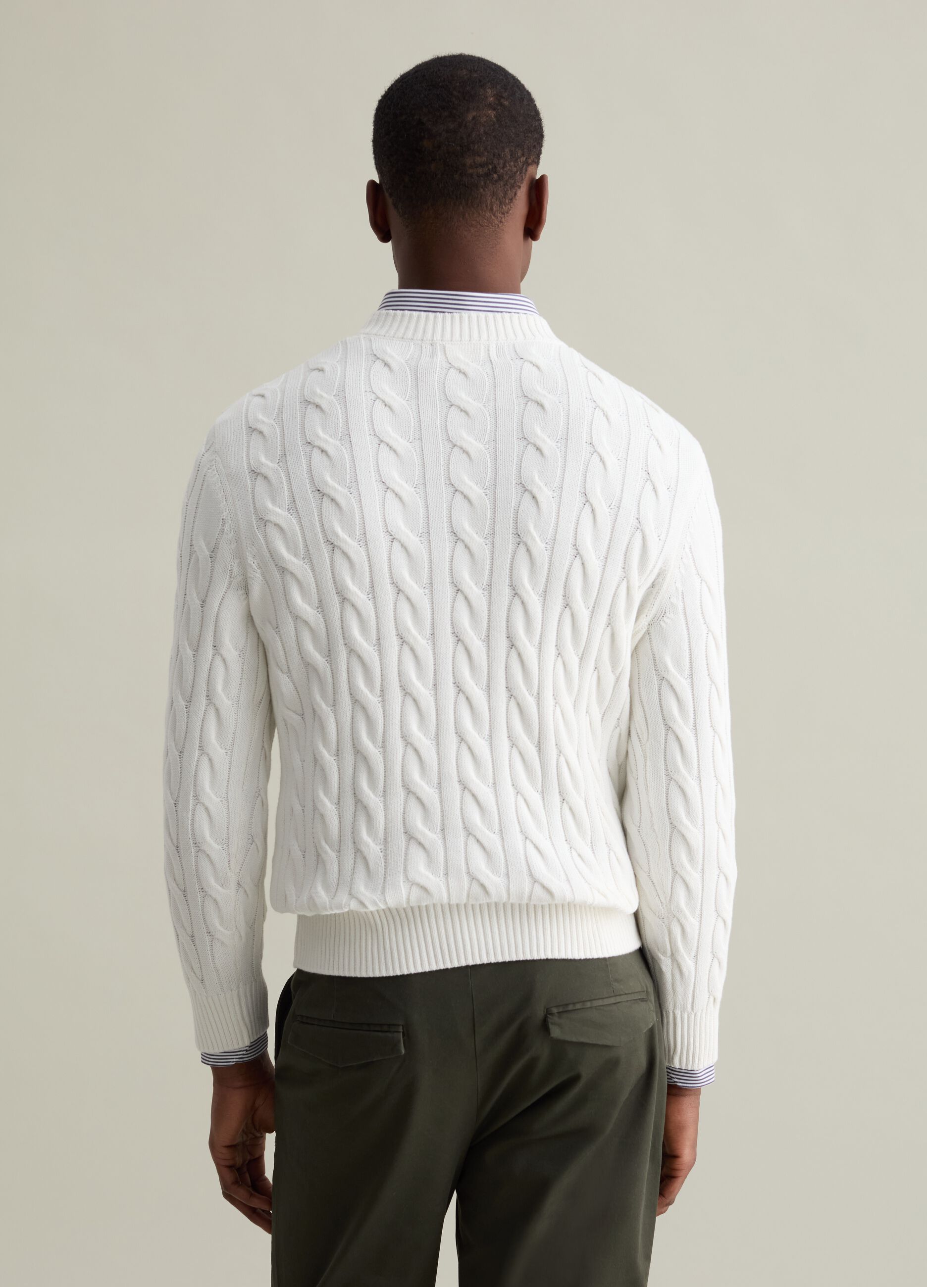 Pullover con lavorazione a treccia