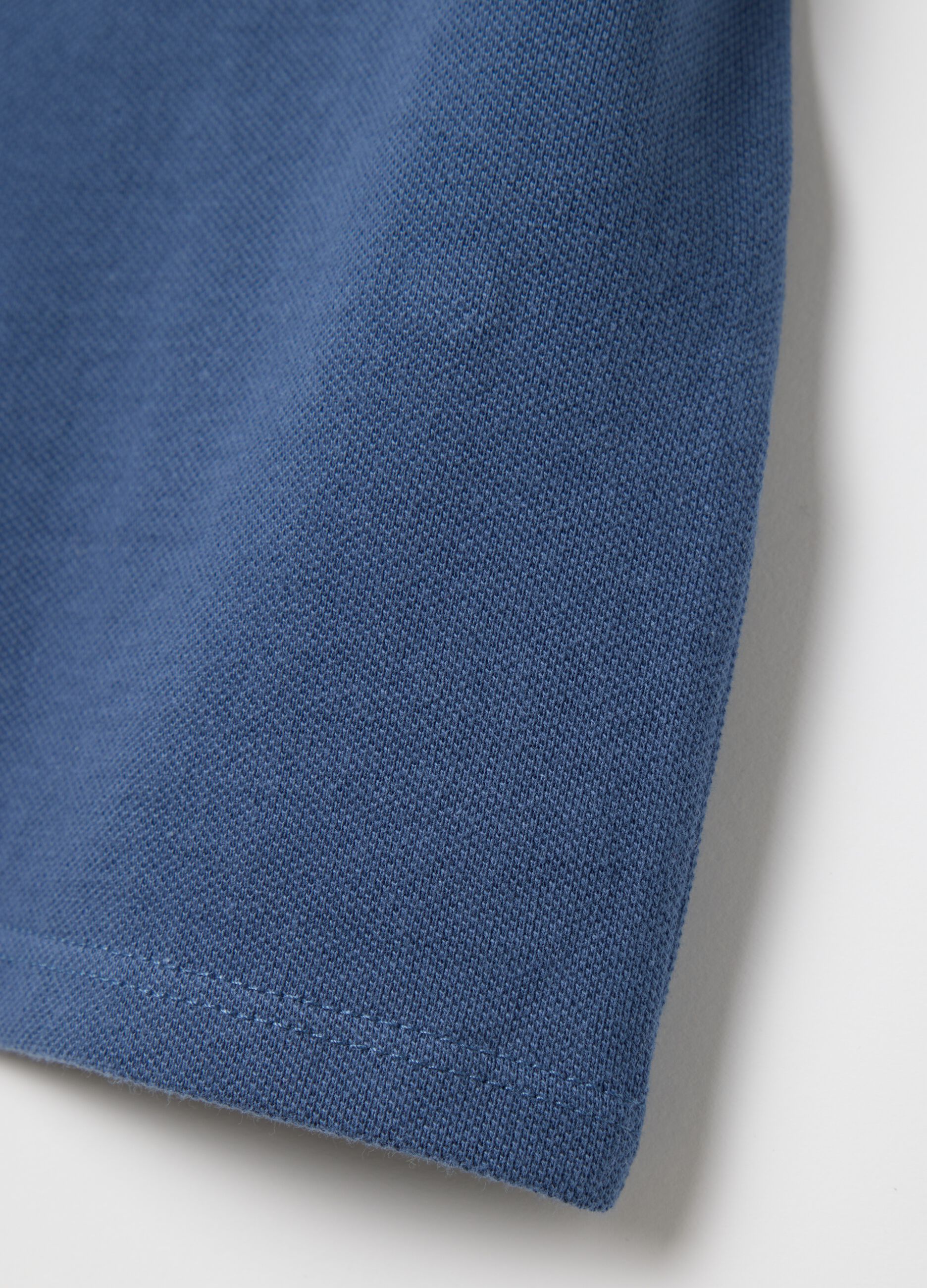 Blue short-sleeved polo shirt in piquet