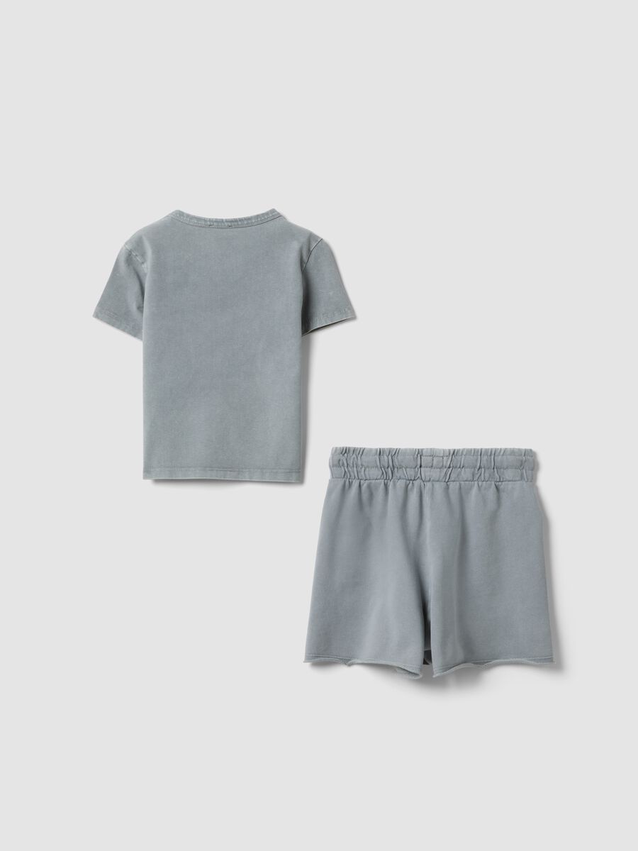 Completo grigio in cotone elasticizzato con t-shirt e shorts_1