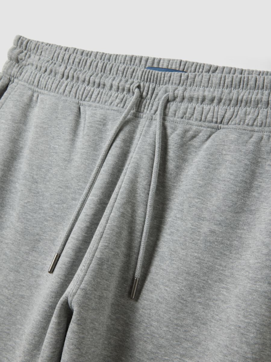 Jogger grigi in misto cotone con fondo a polsino e coulisse_1