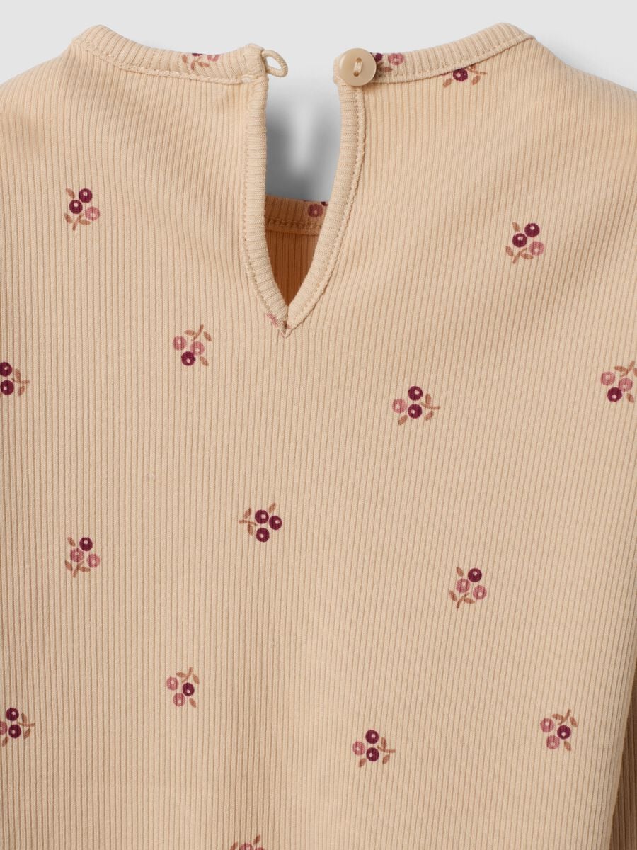 Maglietta beige in cotone organico elasticizzato a girocollo_3