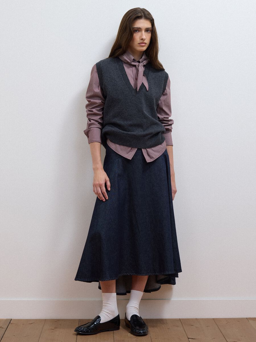 Grey pure wool gilet with deep V-neck_2