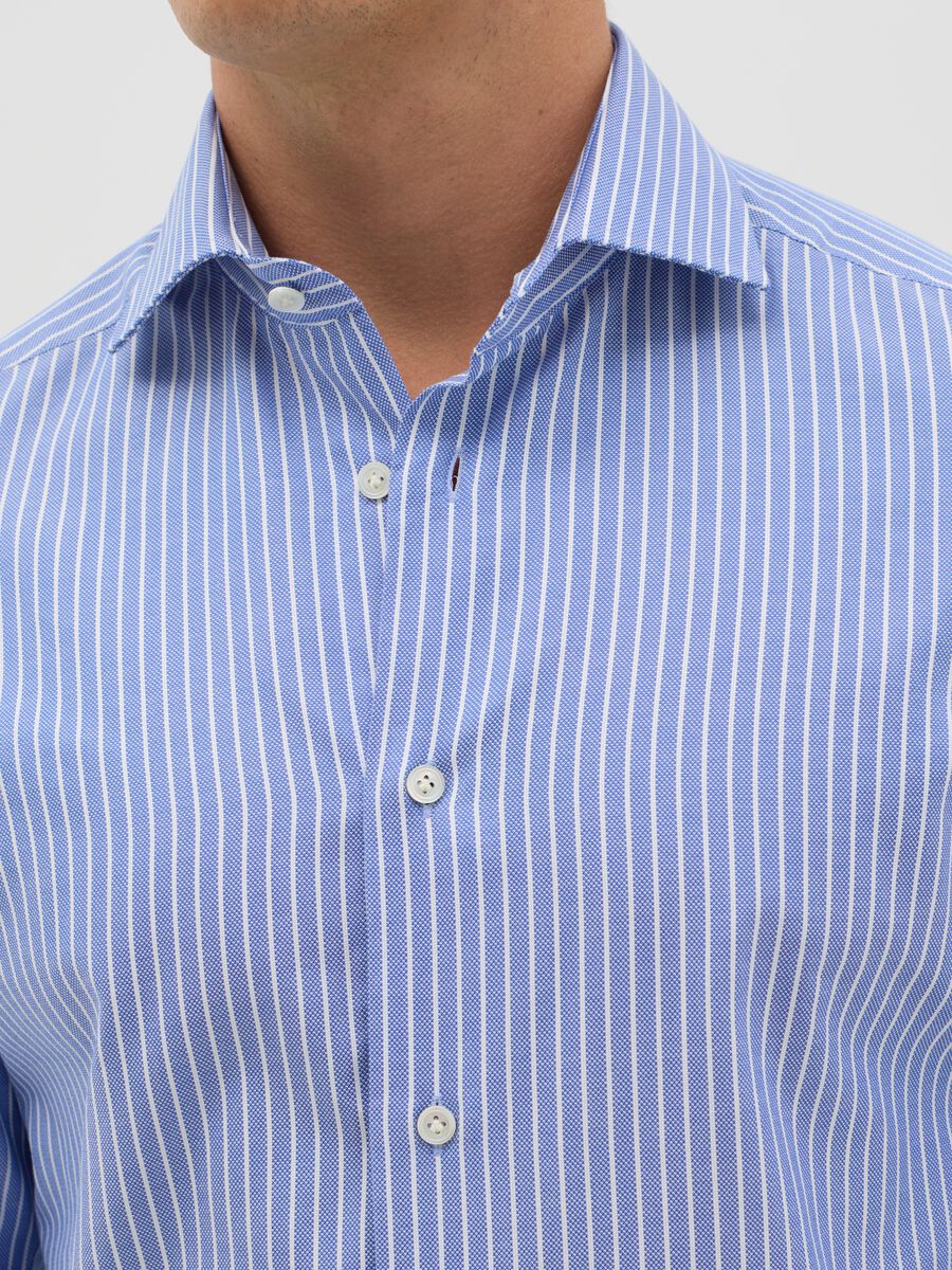 Men’s light blue slim-fit shirt in 100% cotton with cutaway collar_1
