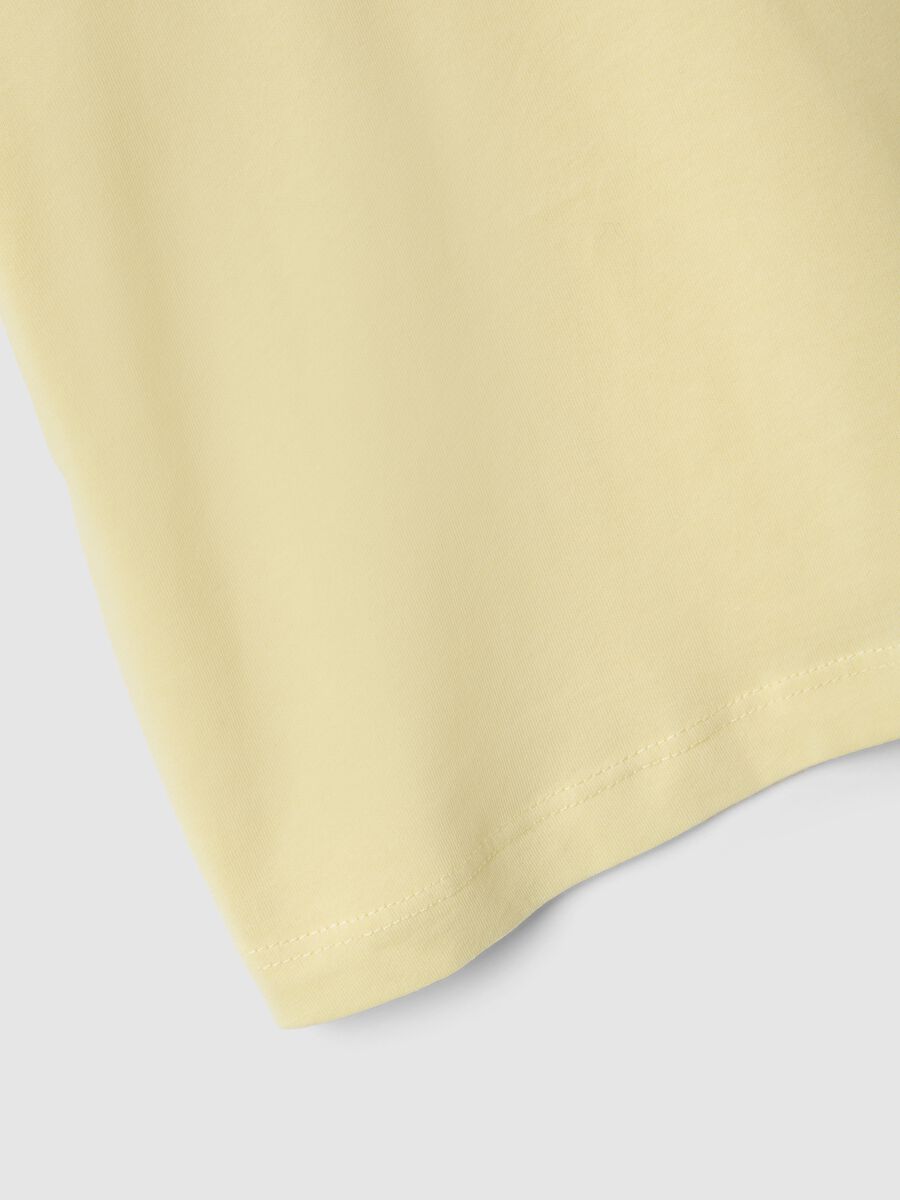 T-shirt in puro cotone giallo da bambina boxy fit con stella_3