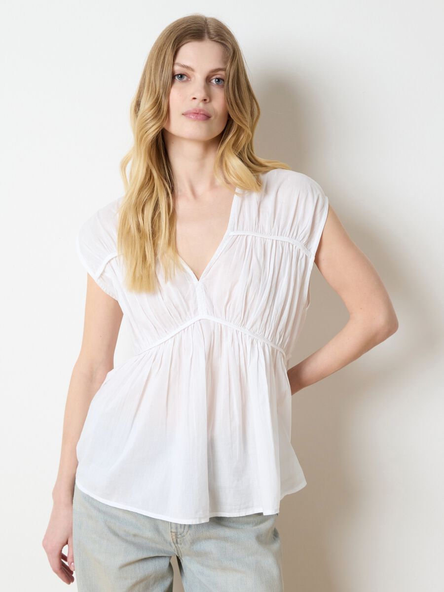 White sleeveless cotton blouse with gathering_1