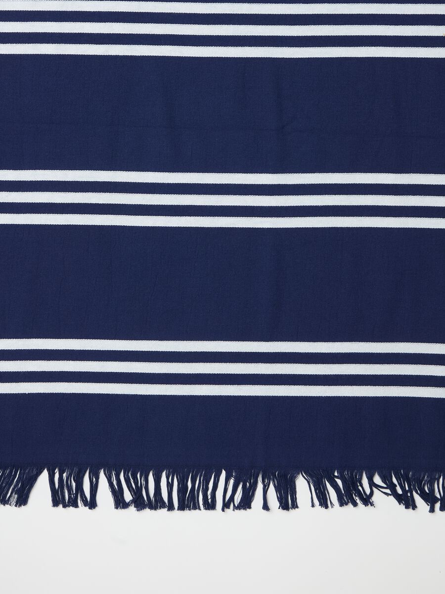Beach towel with thin stripes and fringing_2