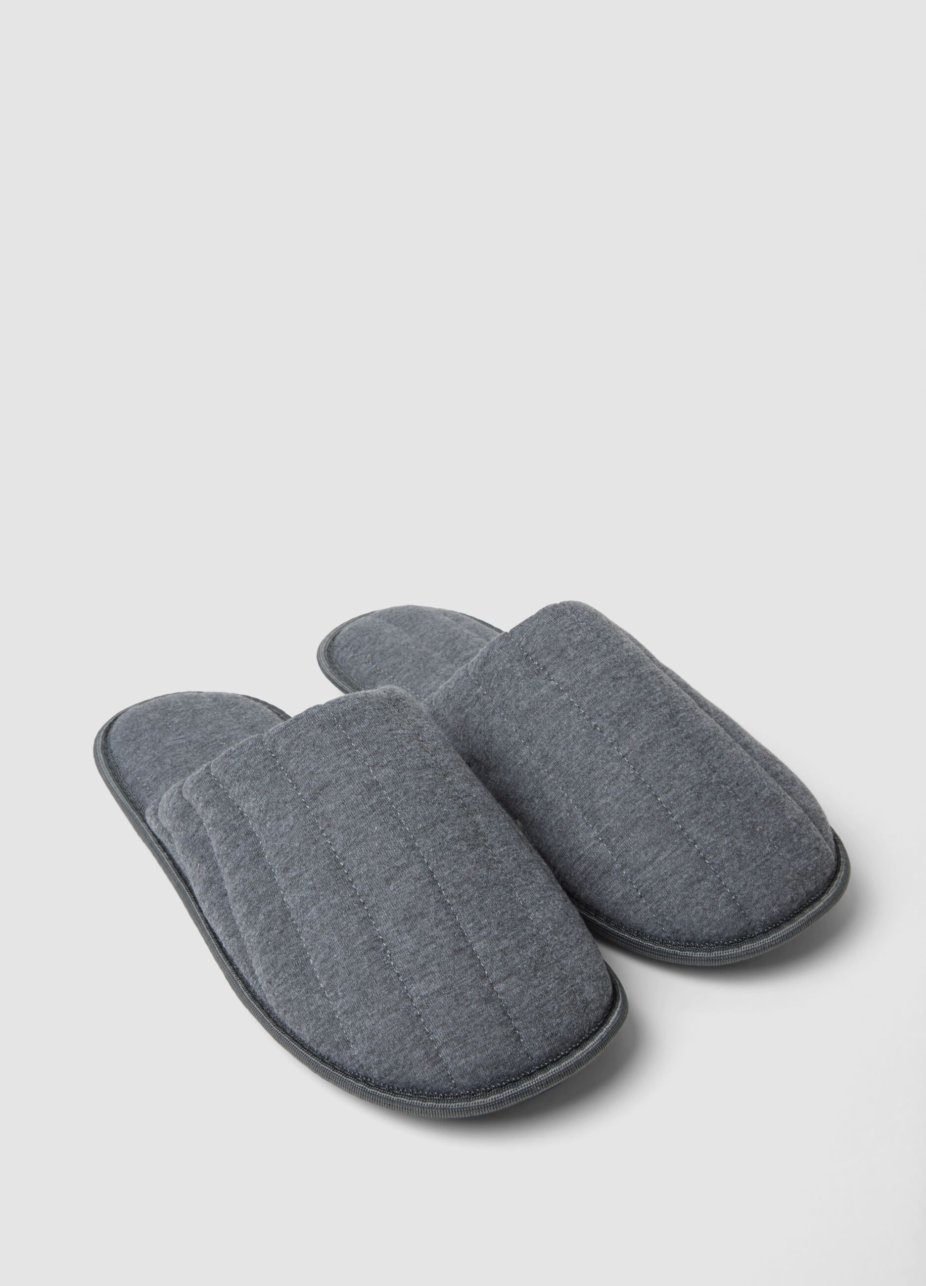 Pantofole grigie imbottite da casa