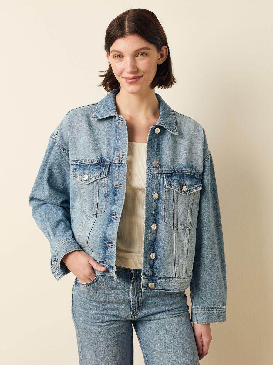 Short jacket in acid wash denim_0