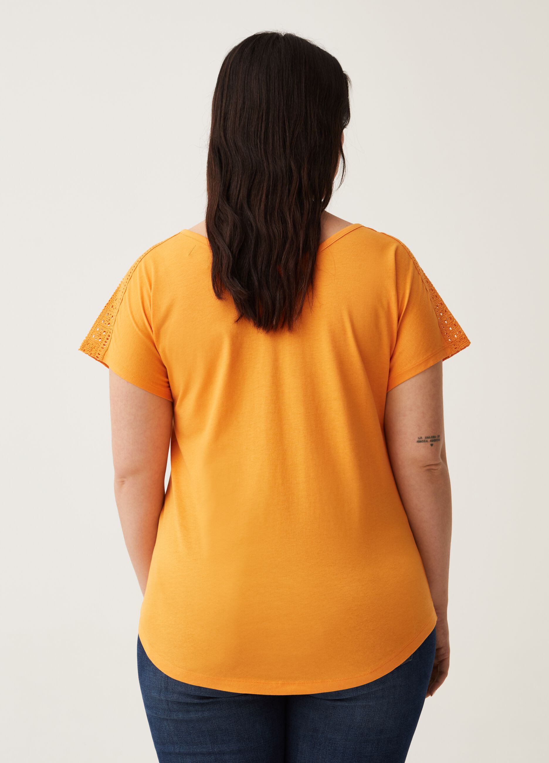 T-shirt con inserto in sangallo Curvy MYA_2