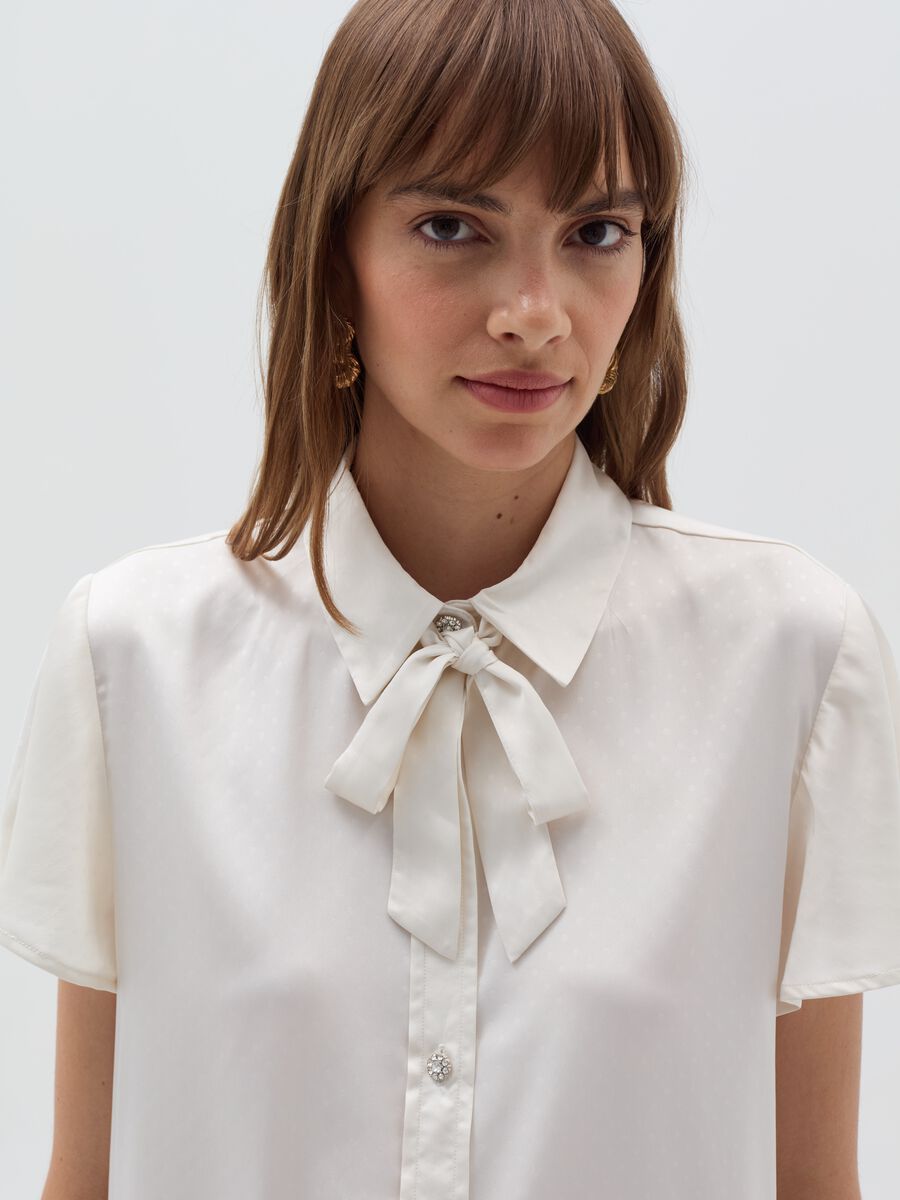 Blusa con foulard e bottoni gioiello_1