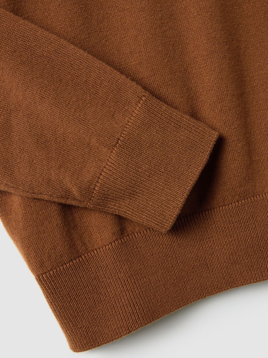 Brown crew neck pullover in regular fit cotton blend_5