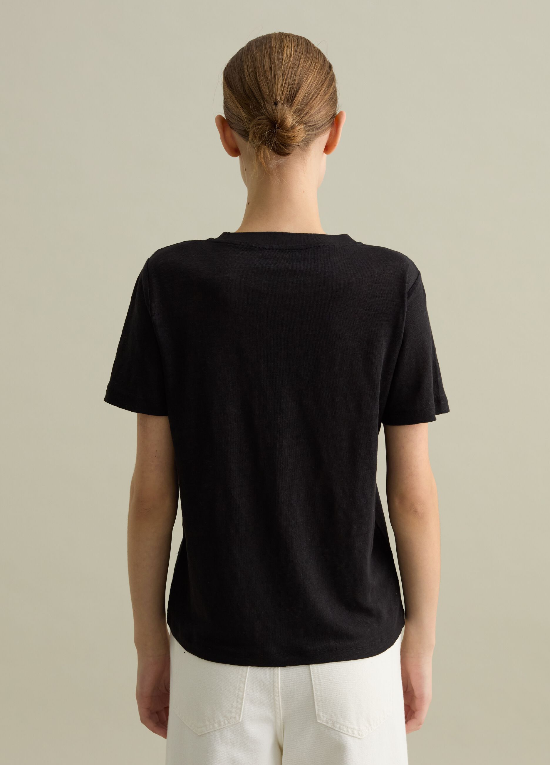 Short-sleeved T-shirt in black linen