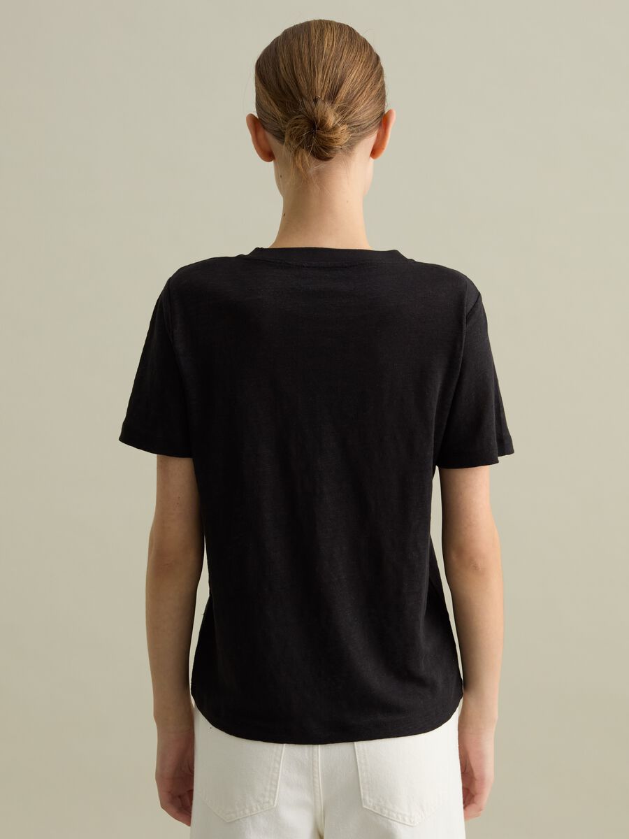 Short-sleeved T-shirt in black linen_3
