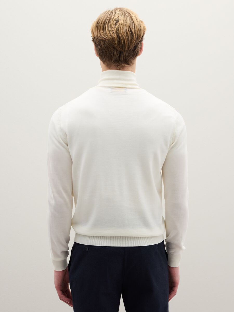 White turtleneck sweater in pure merino wool regular fit_3