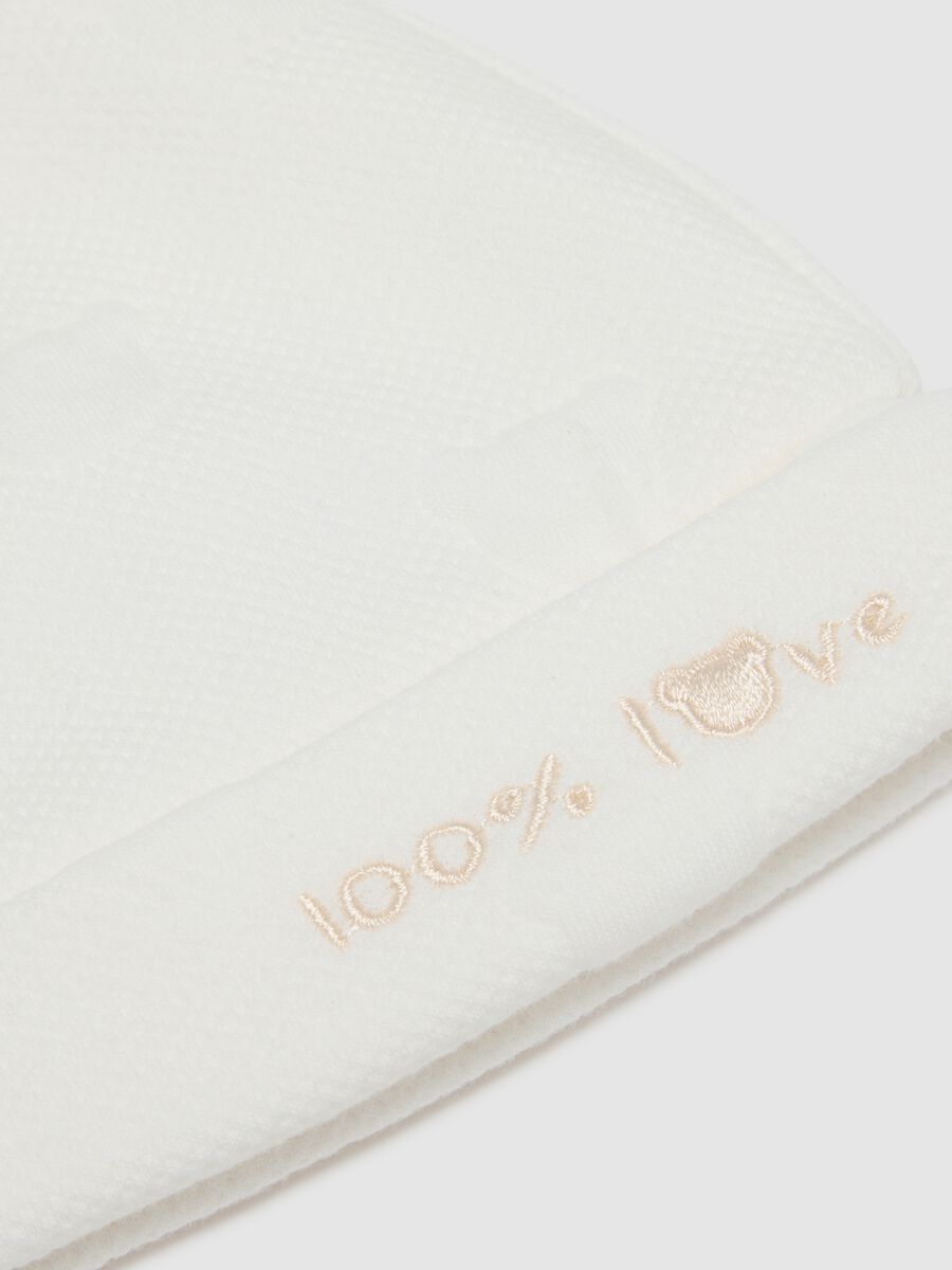 Cappellino e scarpine per neonato in cotone bianco_2
