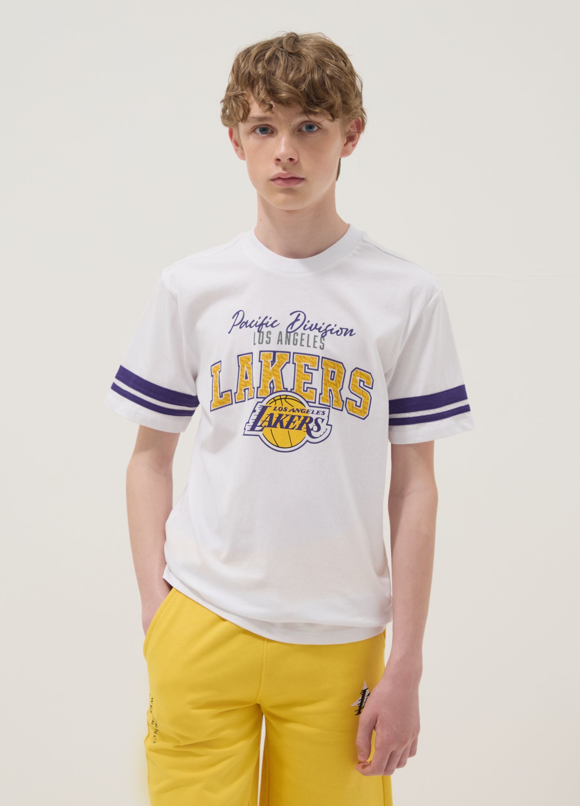 T-shirt in puro cotone bianca da ragazzo relaxed fit con stampe Lakers