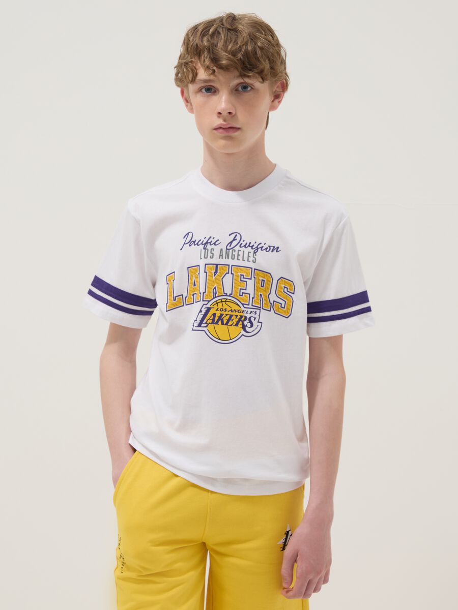 Boys' pure cotton relaxed fit white T-shirt with Lakers prints_0