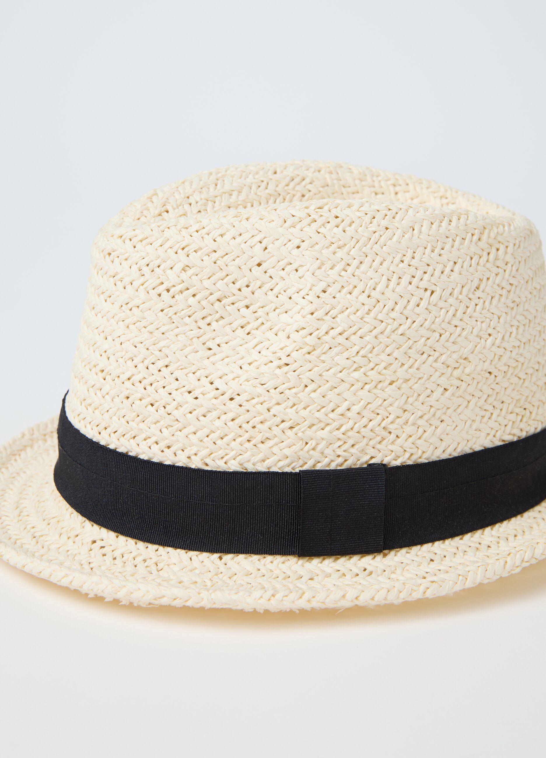 Cappello fedora in rafia con fascia nera
