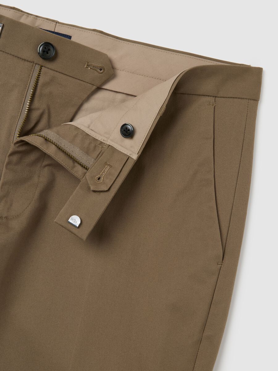 Pantaloni in cotone elasticizzato marroni regular fit_1