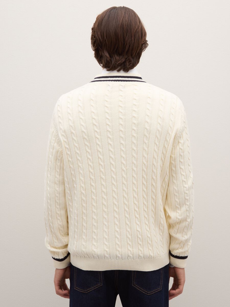 Regular fit white sweater in cotton blend with V-neck_3