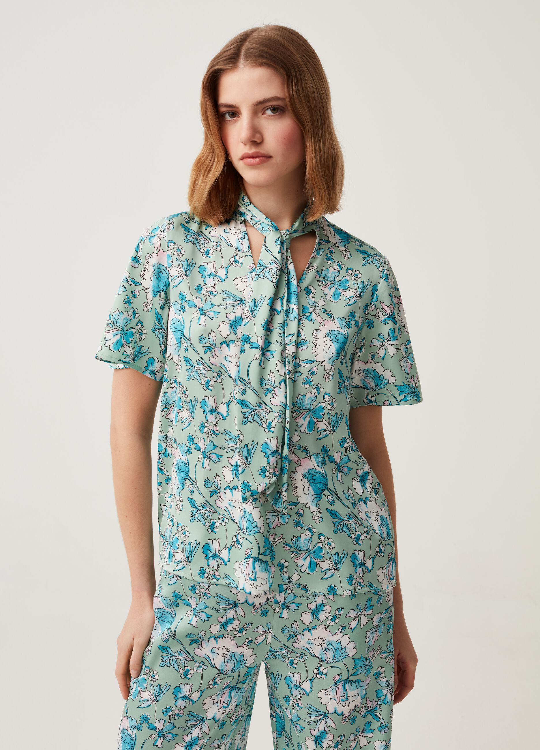 Blusa in satin con foulard_1