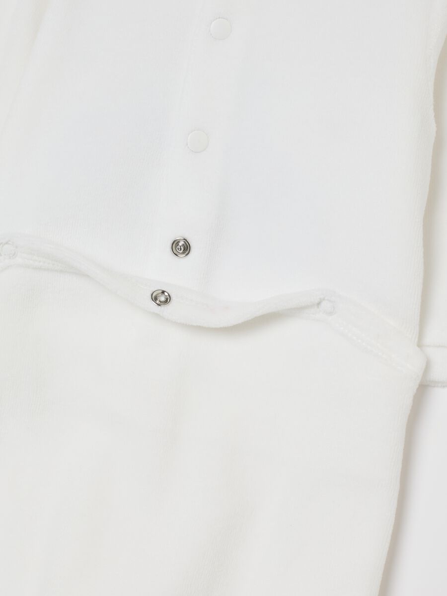 Tutina bianca da neonato in misto cotone con colletto rotondo e stampe_2