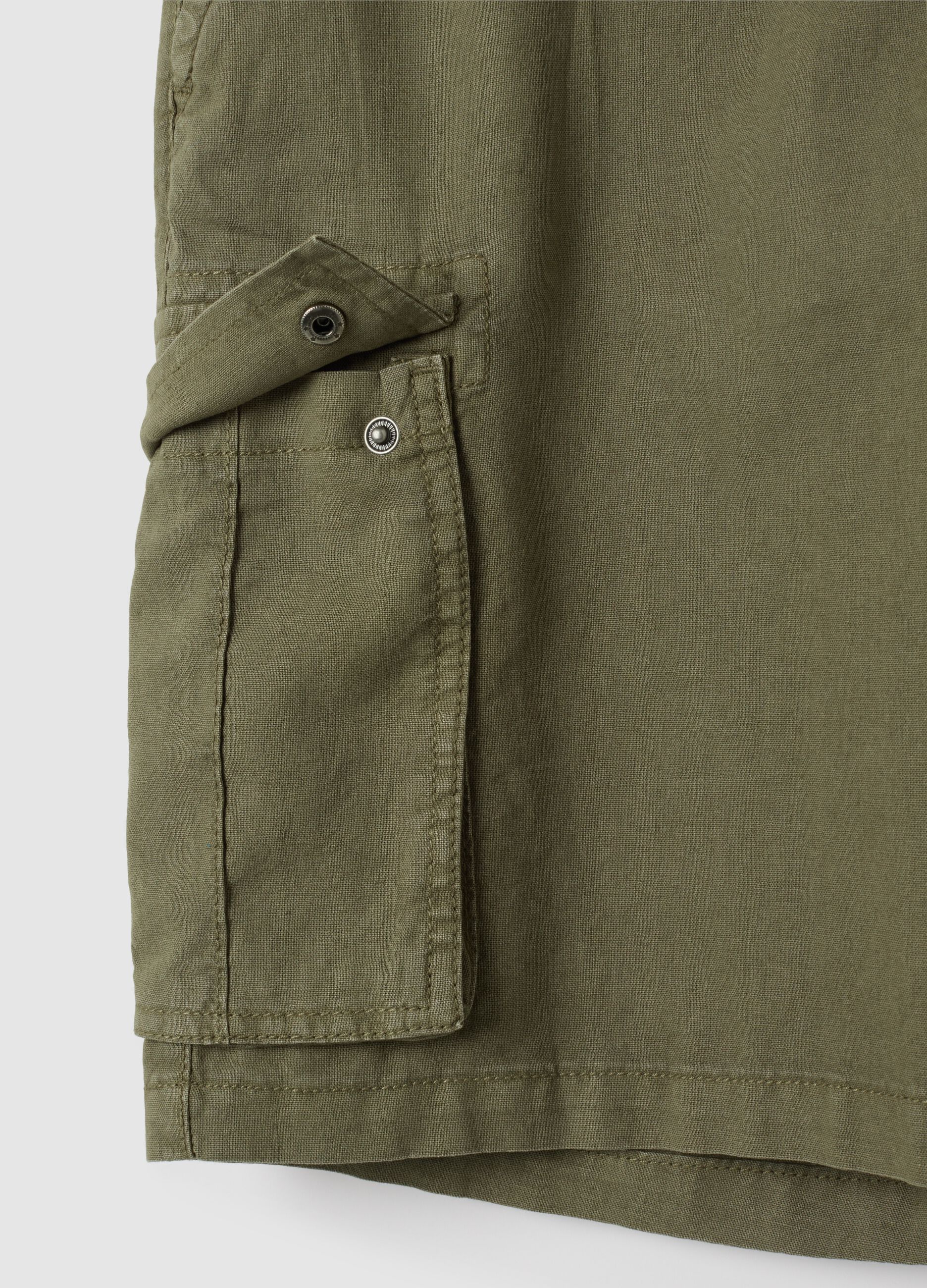 Bermuda cargo da uomo in misto lino verde regular fit
