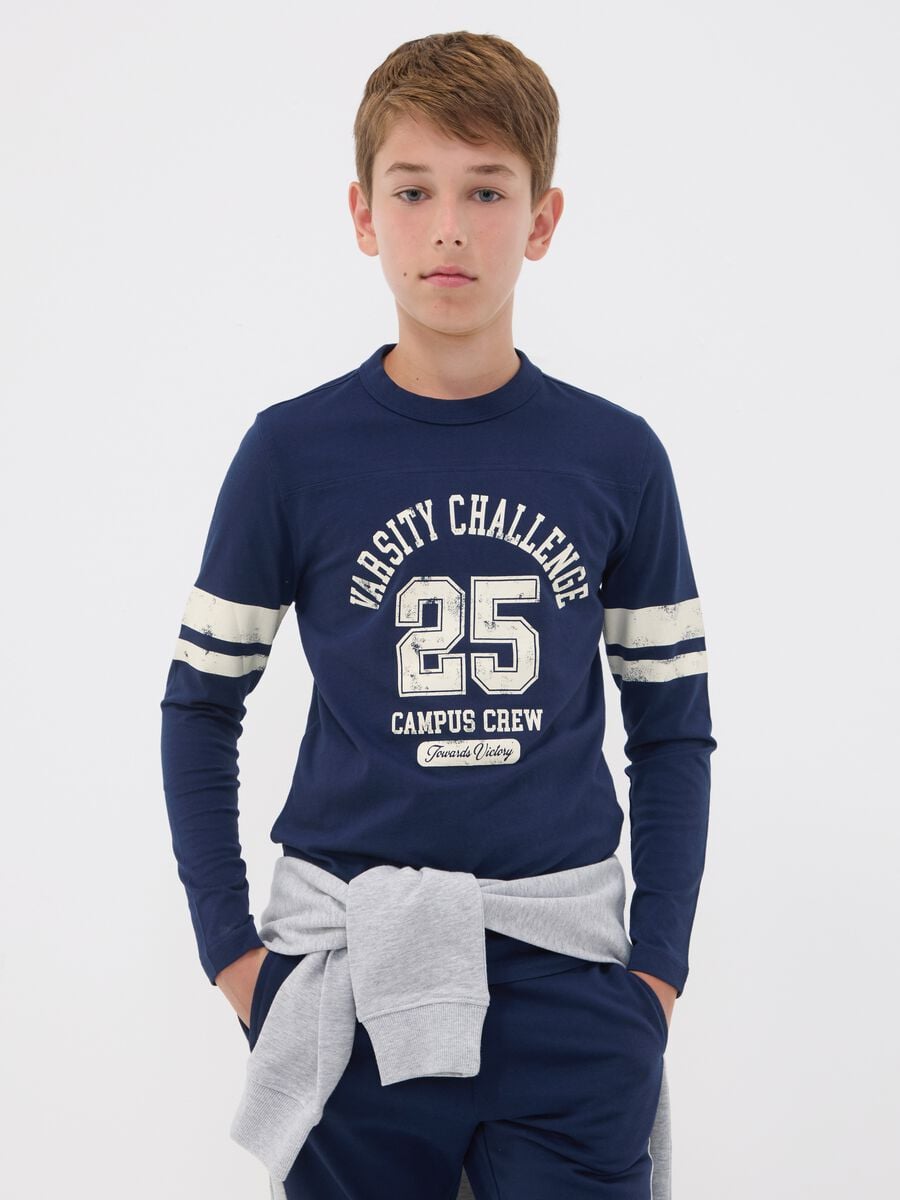 T-shirt blu in puro cotone organico con stampa college per ragazzo_1